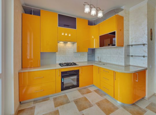 Угловая глянцевая кухня в стиле модерн в Калининграде