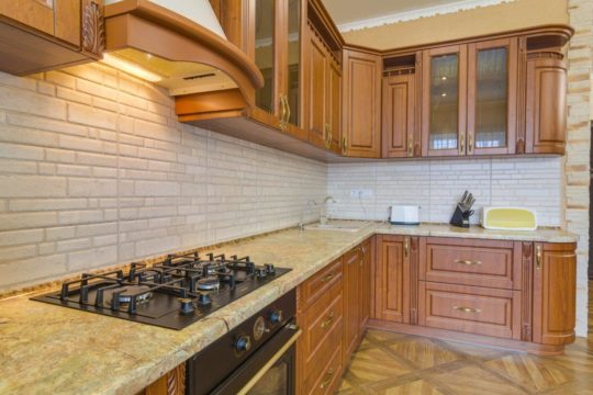 Угловая кухня в классическом стиле в Калининграде
