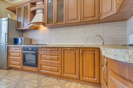 Угловая кухня в классическом стиле в Калининграде