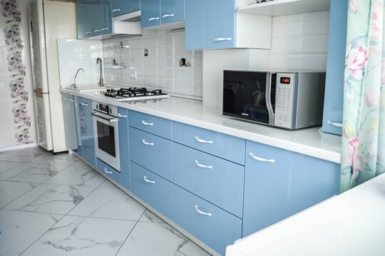Большая прямая глянцевая кухня в стиле модерн Blue Metallic на заказ в Калининграде