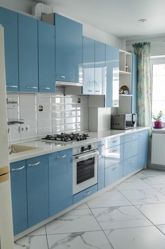 Большая прямая глянцевая кухня в стиле модерн Blue Metallic на заказ в Калининграде