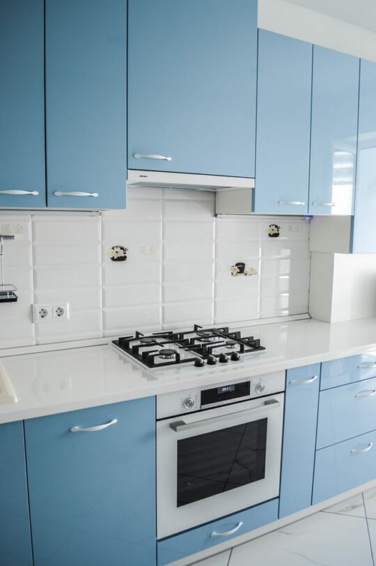 Большая прямая глянцевая кухня в стиле модерн Blue Metallic на заказ в Калининграде