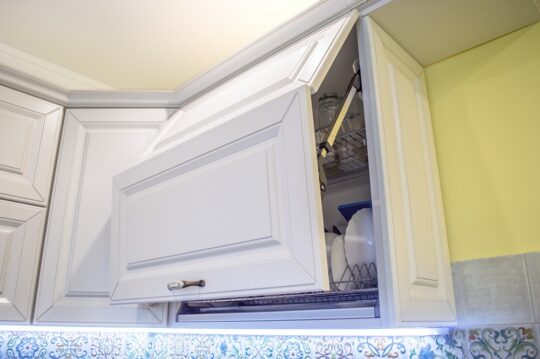 Белая угловая кухня в классическом стиле в Калининграде