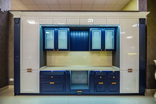 Бело-синяя кухня в классическом стиле Versace на заказ в Калининграде и области