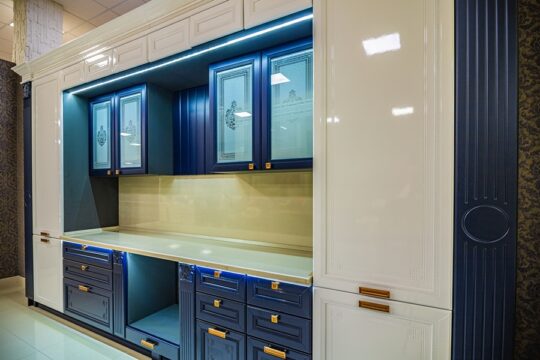 Бело-синяя кухня в классическом стиле Versace на заказ в Калининграде и области