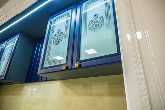 Бело-синяя кухня в классическом стиле Versace на заказ в Калининграде и области