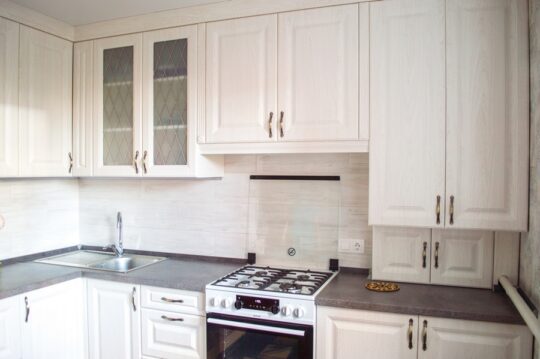 Белая угловая кухня с радиусными фасадами в классическом стиле на заказ в Калининграде